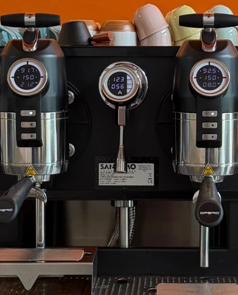 Mesin espresso di balik bar